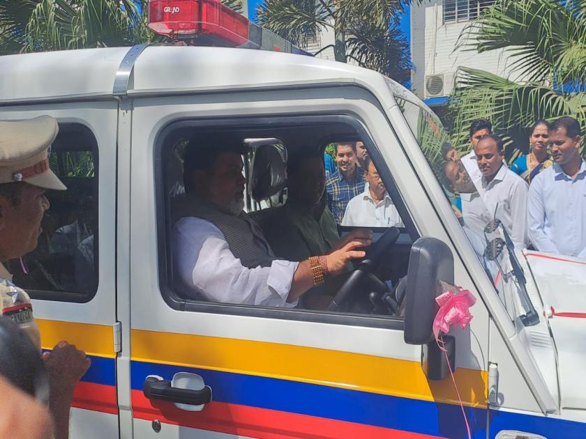 When Guardian Minister Uday Samant drives a police vehicle | पालकमंत्री उदय सामंत जेव्हा पोलीस वाहन चालवतात