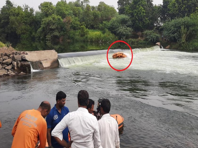 Ujani Dam Backwater Boat Accident SDRF team boat searching for the drowned people overturned | बुडालेल्या लोकांना शोधायला गेलेल्या SDRF पथकाची बोट उलटली; तीन जवानांचा मृत्यू