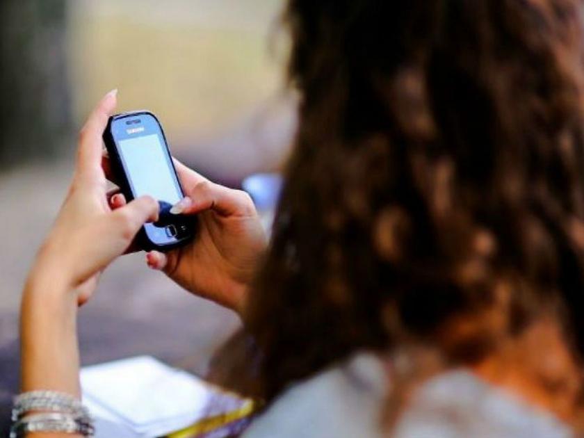 Thakore community ban mobile usage for girls; 1.5 lakh penalty if found | ठाकोर समाजाच्या मुलींवर मोबाईल वापरण्यास बंदी; सापडल्यास 1.5 लाखांचा दंड