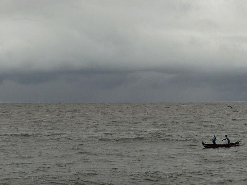 The fishing boat is drowned in ratnagiri | रत्नागिरीतील मिऱ्या येथे मासेमारी नौका बुडाली