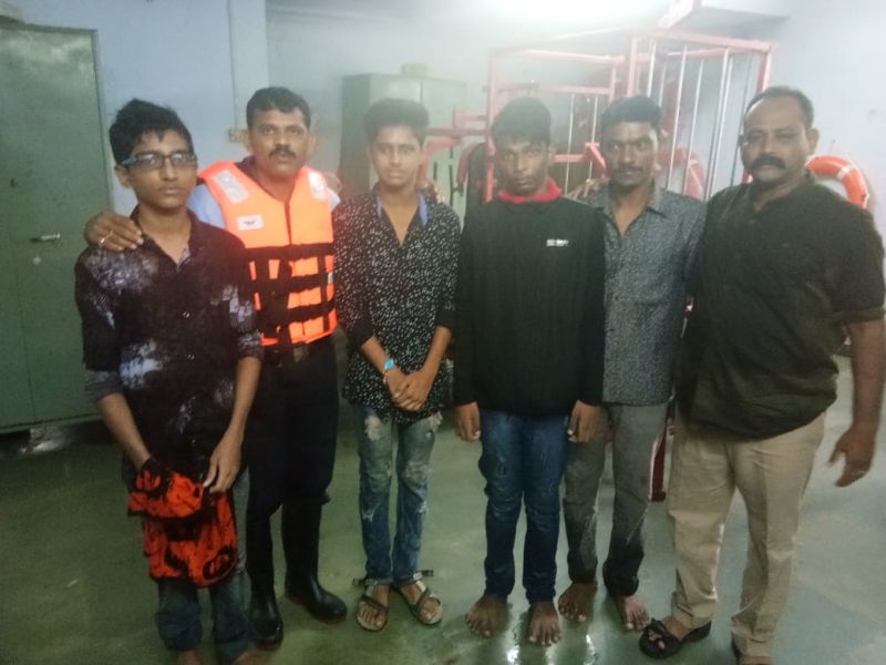 Bhayandar : Fishermen rescued 3 students from sea | भाईंदर : उत्तन समुद्रात बुडणाऱ्या 3 विद्यार्थ्यांना मच्छीमारांनी वाचवले