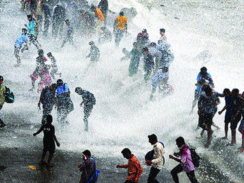 Monsoon break; But the orgy of the waves | मान्सूनची विश्रांती; पण लाटांचे तांडव