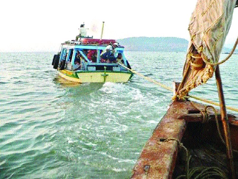 Sindhudurg: A trawler in the sea, the success of bringing seventeen oysters safely | सिंधुदुर्ग : समुद्रात बुडाला ट्रॉलर, सतरा खलाशांना सुखरूप आणण्यात यश