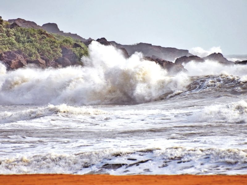Sea overwhelmed due to above-grounds, stormy winds in the ocean | उपरच्या वा-यामुळे समुद्र खवळला, किना-यावर वादळसदृश स्थिती