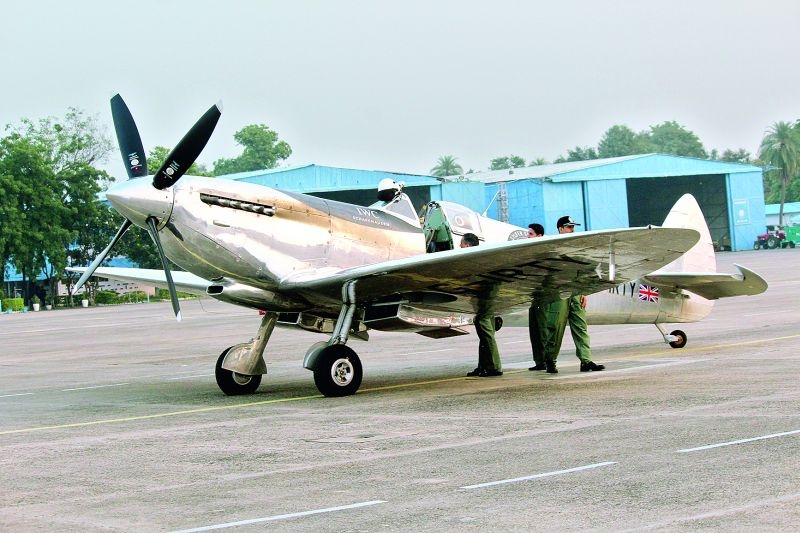 Landing of World War II aircraft on Sonegaon run way | दुसऱ्या जागतिक महायुद्धातील विमानाचे सोनेगावमध्ये लँडिंग