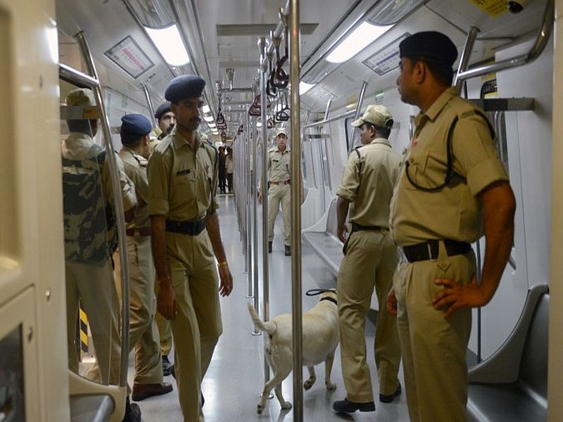 Delhi Police conducts raids at 9 locations after 'red alert' over potential JeM terror strikes | दिल्लीसह अनेक शहरांमध्ये रेड अलर्ट, चार दहशतवादी घुसल्याची माहिती
