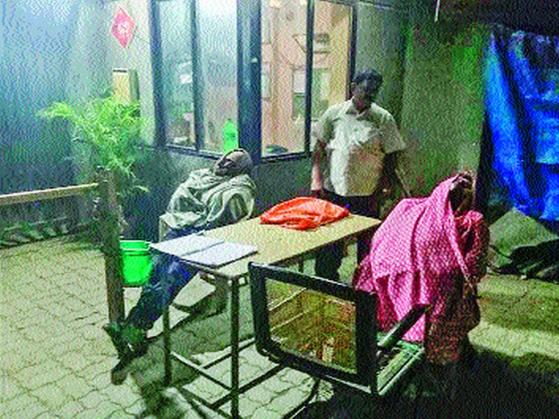 Security Ram Bharose; Instead of protecting the society, the guards sleep deeply | सुरक्षा रामभरोसे; सोसायटीत सुरक्षा करण्याऐवजी रक्षक गाढ झोपेत