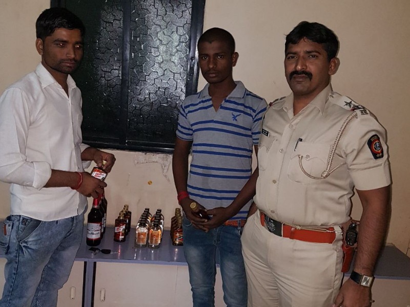 Sell ​​alcohol in water vessels; Police took possession of both from Pimparkhed, pune | पाण्याच्या भांड्यामधून दारुविक्री!; पिंपरखेड येथून दोघांना पोलिसांनी घेतले ताब्यात