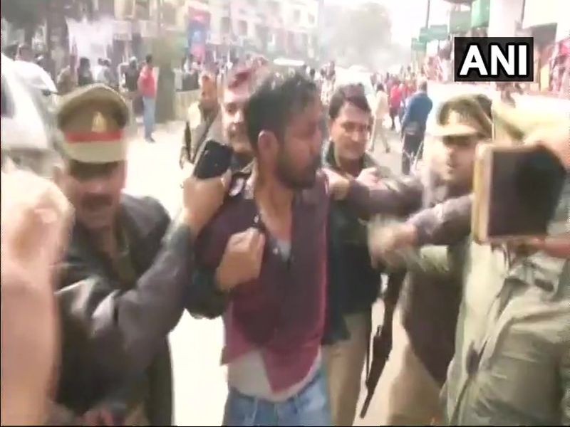 Padmaavat Controversy: Man tries to self immolate outside a cinema hall in Varanasi | Padmaavat Controversy : वाराणसीत सिनेमागृहाबाहेर तरुणाचा आत्मदहनाचा प्रयत्न