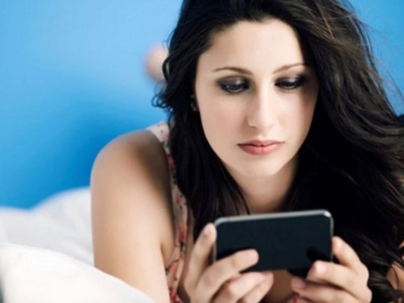 wife constantly engaged in a smartphone? be Aware | बायको सतत स्मार्टफोनमध्ये व्यस्त असते? खबरदार काढून घ्याल तर...