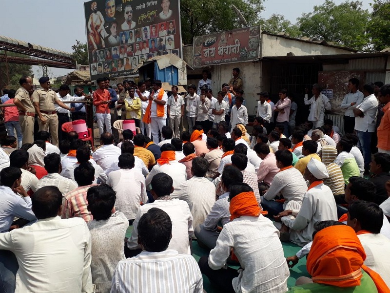 Shivsena's movement for the sugarcane bill in Majalgaon | माजलगावात उस बिलासाठी शिवसेनेचे धरणे आंदोलन 