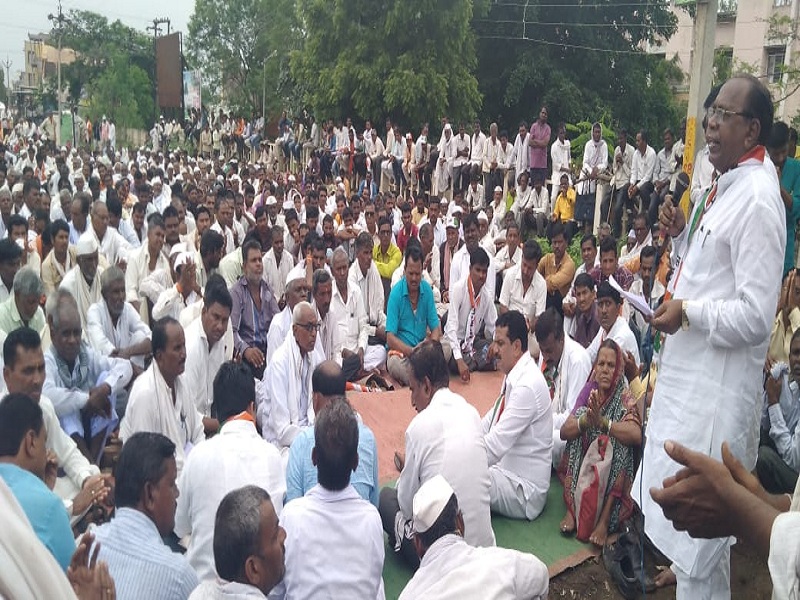 Nationalist Congress Party's march on Sengaon tahsil office for farmers' demands | विमा कंपन्यांसोबत शासनानेही शेतकऱ्यांची फसवणूक केली