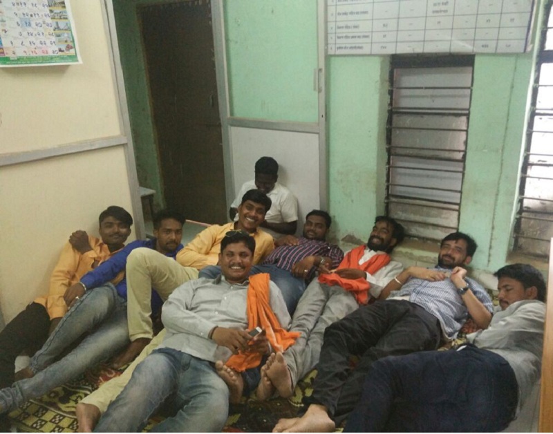 Due to the lightning shutdown in Sengav, Shiv Sena's sleeping movement in the office of Mahavitaran | सेनगावात वीजेच्या लपंडावामुळे महावितरण कार्यालयात शिवसेनेचे निद्रा आंदोलन