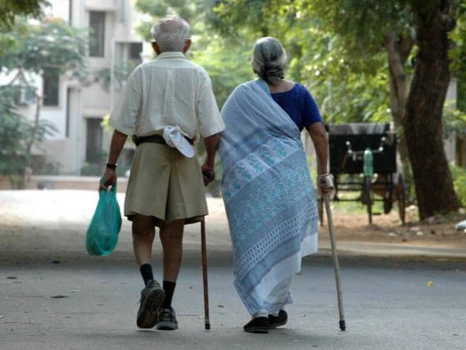 state government will give Tax benefits for looking after elderly parents | आई-बाबांचा सांभाळ करणाऱ्या मुलांना सरकार देणार मोठं गिफ्ट!