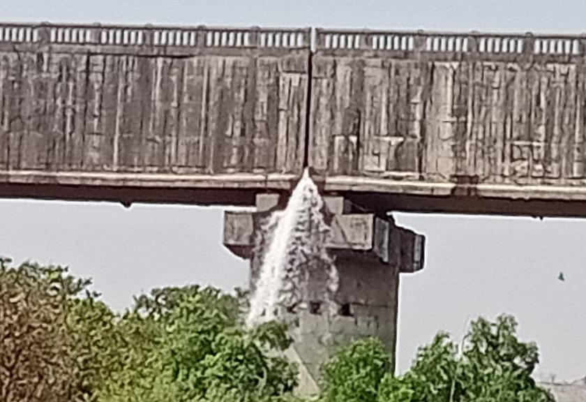 Leakage of Meni water bridge, wastage of millions of liters of water, neglect of irrigation department | मेणी जल सेतुला गळती, लाखो लिटर पाणी वाया, सिंचन विभागाचे दुर्लक्ष