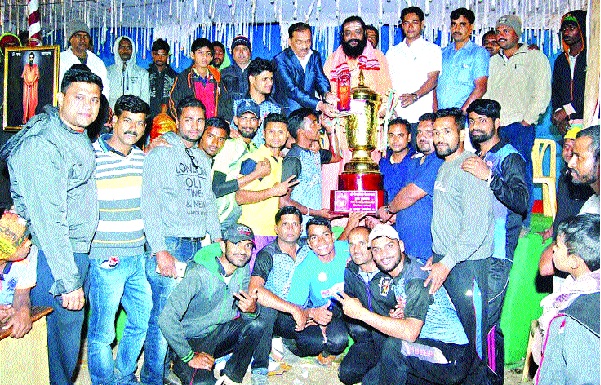 Satya Sangha honors 'Serguti' award | साताऱ्याचा संघ ‘सेवागिरी’ चषकाचा मानकरी