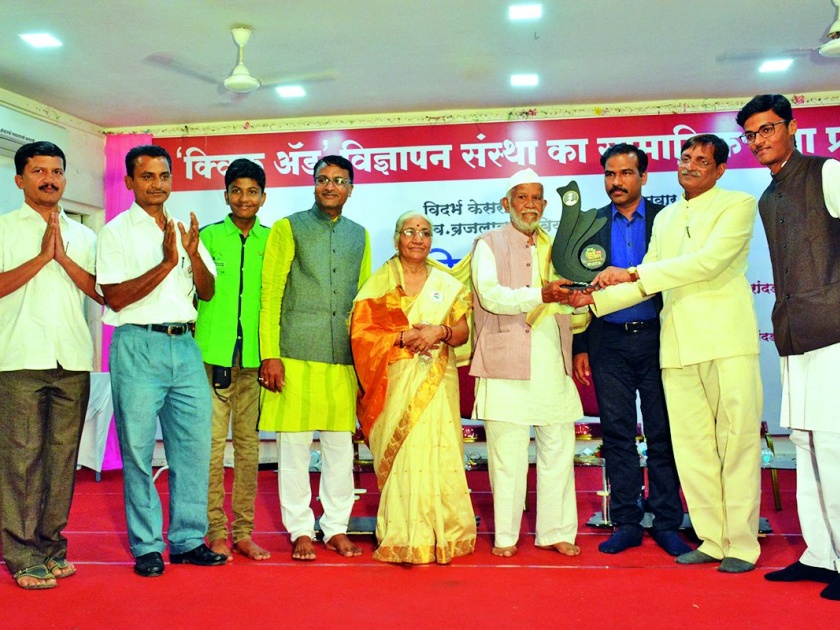 Marshitwar Guruji received the service award | ज्येष्ठ समाजसेवक माधवराव मारशेटवार गुरुजींना सेवाश्री पुरस्कार प्रदान