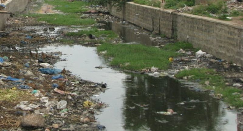 Fiasco of infrastructure in Akola city; sewage choke-up | अकोला शहरात मूलभूत सुविधांचा फज्ज़ा; नाले, गटारी तुंबल्या