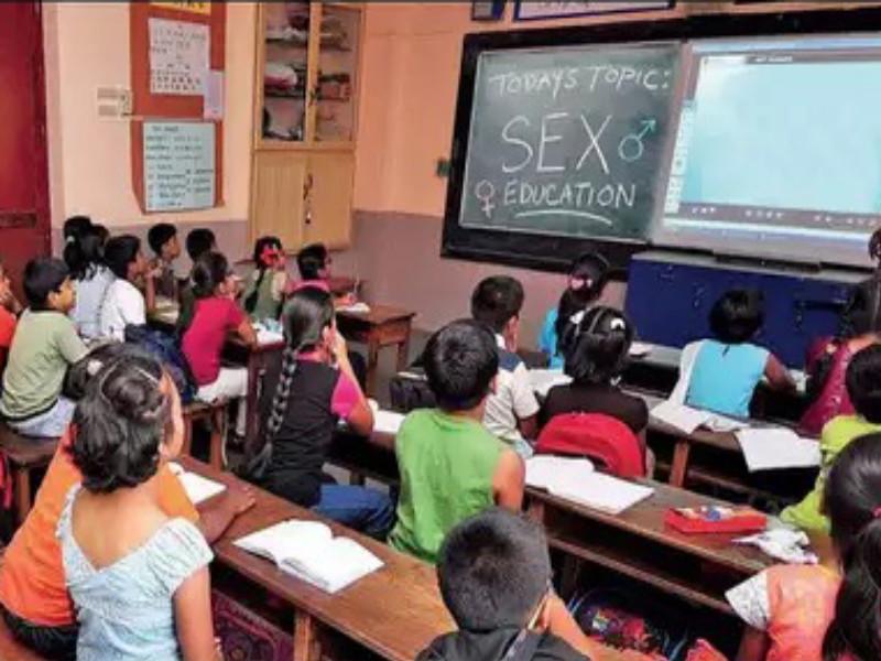 Even if a child utters the word sex parents lose sleep Don't Google give Sex Education | मुलाने ‘सेक्स’ शब्द उच्चारला तरी आई-वडिलांची झोप उडते; गुगल नको, 'Sex Education' द्या