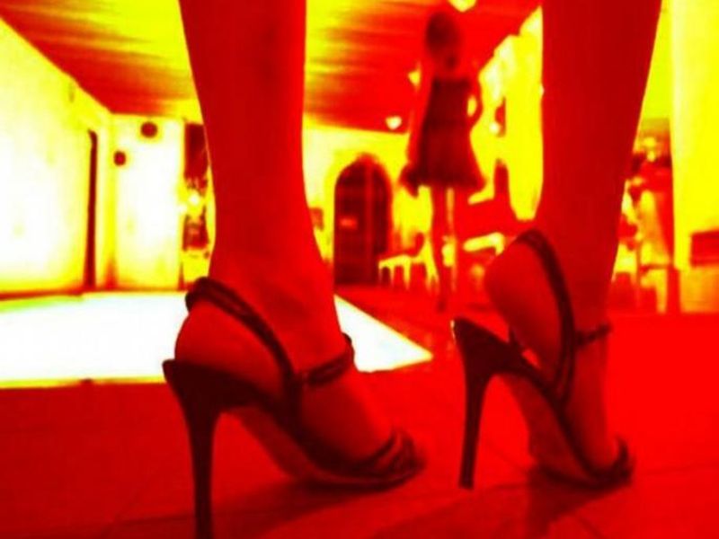 Prostitution business in the name of a spa center; The woman is arrested | खळबळजनक! स्पा सेंटरच्या नावाखाली वेश्या व्यवसाय; महिलेस अटक 