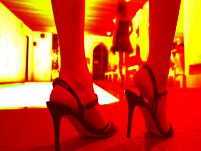 Social Security Squad raids prostitution in lodge | लॉजमधील वेश्या व्यवसायाचा पर्दाफाश; सामाजिक सुरक्षा पथकाचा छापा 