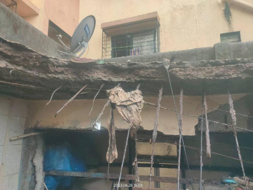 dangerous building Slab collapsed in Mumbra | मुंब्र्यात धोकादायक इमारतीच्या रुमचा स्लँब कोसळला