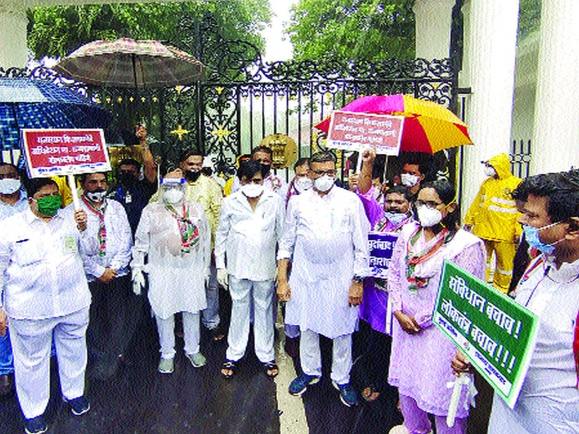 Congress agitation in front of Raj Bhavan against BJP's oppression in Rajasthan | भाजपच्या दडपशाहीविरुद्ध काँग्रेसचे राजभवनासमोर आंदोलन