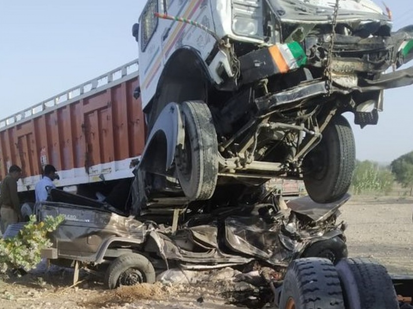 11 people killed, 3 injured in a collision between a trailer truck and a jeep hrb | ट्रकनं जीपला चिरडलं अन् नवदाम्पत्याचं सुखी संसाराचं स्वप्न क्षणात भंगलं