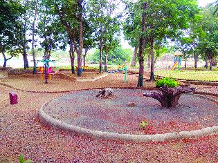 In spite of the cost of one crore 80 lakhs, the park is in perfect shape | एक कोटी ८० लाखाचा खर्च होऊनही उद्यान अपूर्णावस्थेत