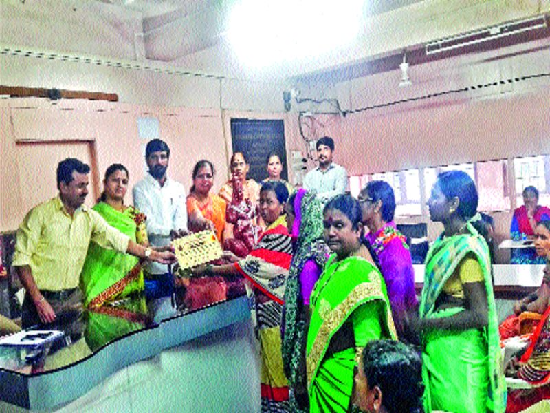 Felicitations of cleaning workers on the occasion of Jayanti in Rajgurunagar | राजगुरुनगरमध्ये जयंतीनिमित्त सफाई कामगारांचा सत्कार
