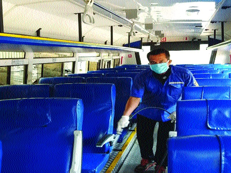 Finally ST bus washed; Use of sanitizer by ST staff | अखेर एसटीची बस धुतली; एसटीच्या कर्मचाऱ्यांकडून सॅनिटायझरचा वापर सुरू