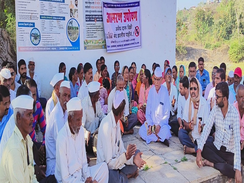 Illegal sale of liquor in Savargaon Ghule village; Fasting of villagers | सावरगाव घुले गावात अवैधरित्या दारूविक्री; ग्रामस्थांचे उपोषण