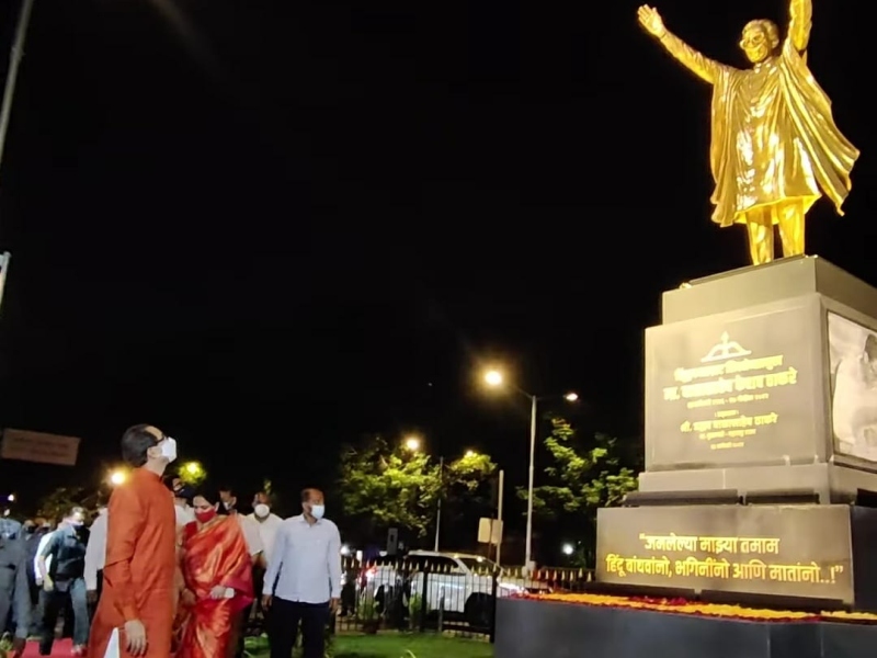 After Dussehra, CM Uddhav Thackeray along with his family greeted the statue of late Balasaheb Thackeray. | दसरा मेळाव्यानंतर उद्धव ठाकरे कुटुंबियांसह बाळासाहेब ठाकरे यांच्या चरणी; पुतळ्याला केले अभिवादन