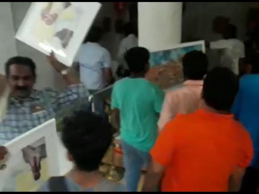 exhibition Chattrapati Sambhaji Maharaj pictures stopped in Kolhapur | छत्रपती संभाजी महाराजांवरील चित्रप्रदर्शन बंद पाडले