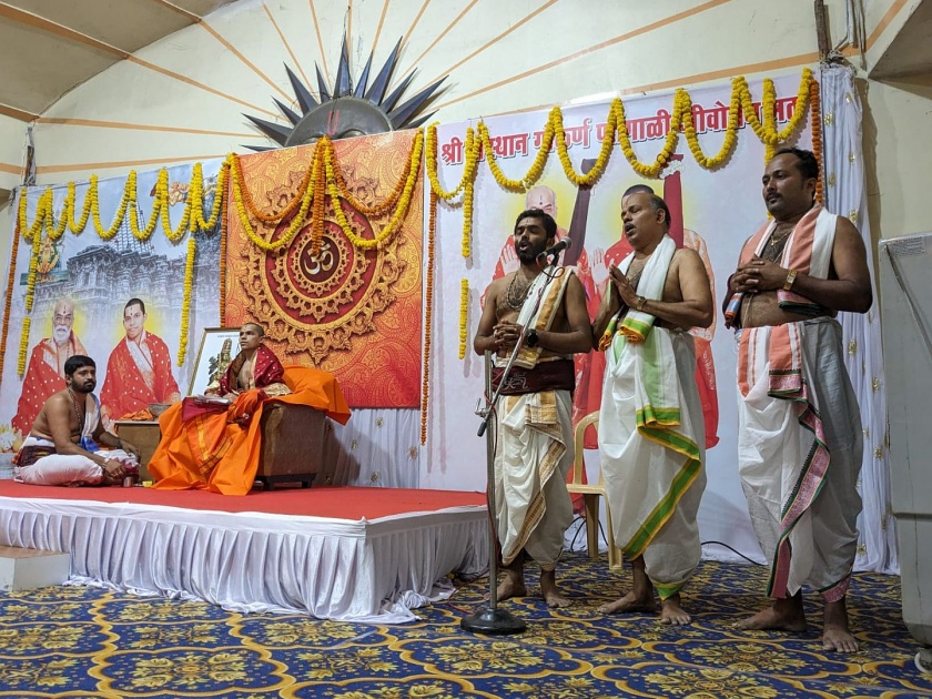 Gokarna abbot welcomed in Kolhapur with shower of flowers | पुष्पवृष्टीने गोकर्ण पर्तगाळी मठाधीशांचे कोल्हापुरात स्वागत
