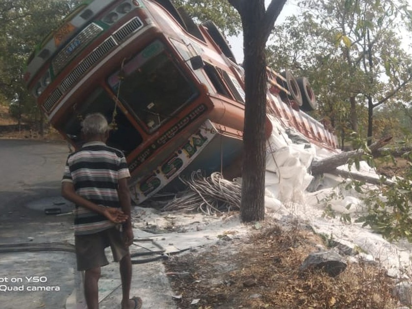 Truck overturns in Kashiwali Ghat; The driver jumped jawhar | कशिवली घाटात ट्रक पलटी; चालकाने मारली उडी