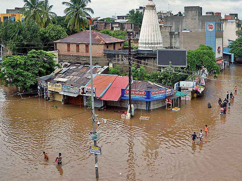 Sangli Municipal Corporation trying for drying wet documents of flood | भिजलेली कागदपत्रे वाळविण्यासाठी सांगली महापालिकेची धडपड