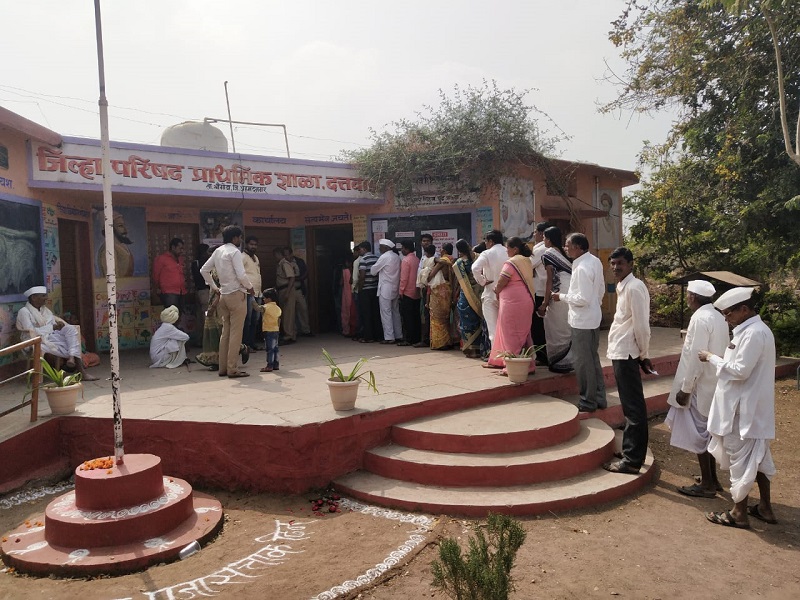 Shrigonda Municipality Election: 32 percent polling till noon | श्रीगोंदा नगरपालिका निवडणुक : दुपारपर्यत ३२ टक्के मतदान