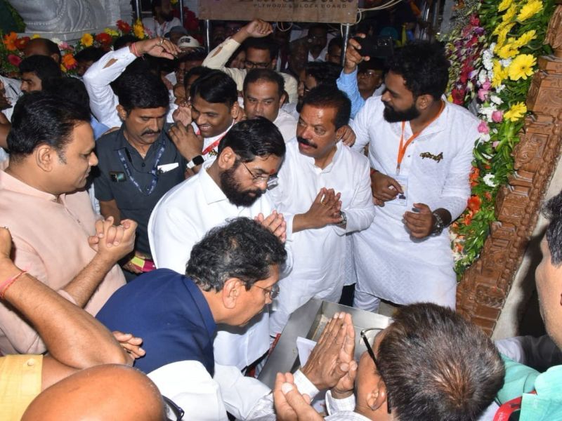CM Eknath Shinde visited Aai Bharadi devi; He promised to provide funds for the development of the temple | CM शिंदेंनी आई भराडीदेवीचे घेतले दर्शन; मंदिराच्या विकासासाठी निधी देण्याचं दिलं आश्वासन