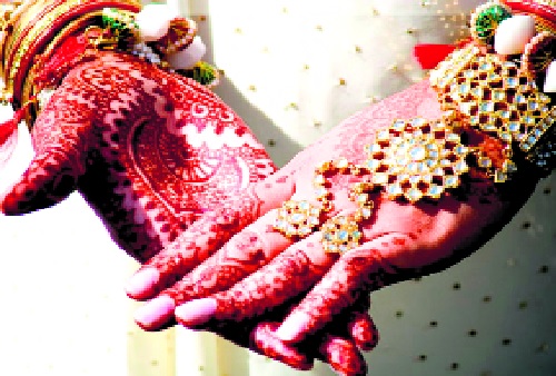 To get a loan but to get married, Kolhapur disagree about community marriage, only 63 married in five years | कर्ज काढू पण लग्न जोरदार करू, सामुदायिक विवाहाबद्दल कोल्हापूर जिल्ह्यात अनास्था, पाच वर्षांत फक्त ६३ विवाह