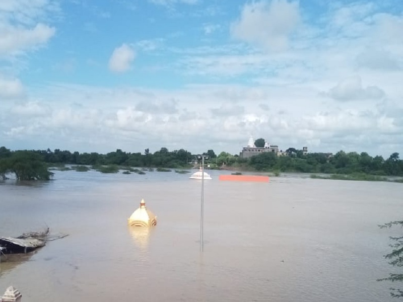 Godavari floods due to increase in water supply from Jayakwadi dam; Panchaleshwar and shani temple under water | जायकवाडीतून विसर्ग वाढल्याने गोदावरीस पूर; पाचांळेश्वर, शनी मंदिर पाण्याखाली 