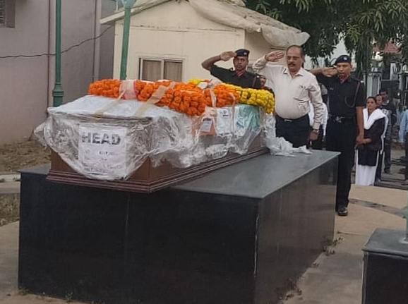 Salute by offering a wreath on the death of Shaheed Munna Selukar | शहीद मुन्ना सेलूकर यांच्या पार्थिवावर पुष्पचक्र अर्पण करून मानवंदना