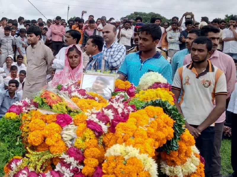 Last farewell to Shaheed Ramnath Haake by Shatruniyana | साश्रूनयनांनी शहीद रामनाथ हाके यांना अखेरचा निरोप