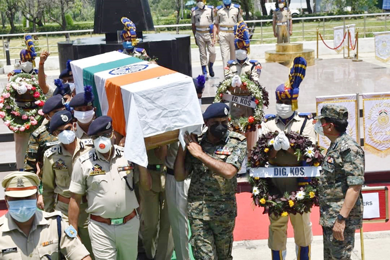 The tears of many burst; Martyr Sunil Kale was cremated in a state funeral | अनेकांच्या अश्रूंचा बांध फुटला; शहीद सुनील काळेंवर शासकीय इतमामात अंत्यसंस्कार