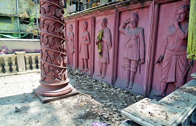 Victory of the Neglect The Ugadi Shaheed Memorial in Nagpur | उपेक्षांचे शिकार नागपुरातील इतवारी शहीद स्मारक