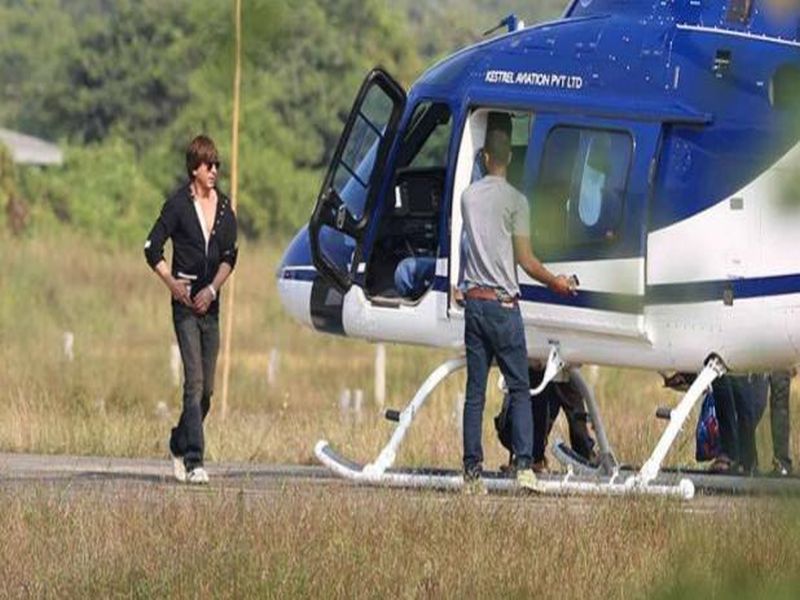 Shahrukh khan use chopper to reach on film set due to Mumbai traffic | शाहरूख खान मुंबईच्या ट्रॅफिकला कंटाळला; सेटवर जाण्यासाठी वापरतोय हेलिकॉप्टर