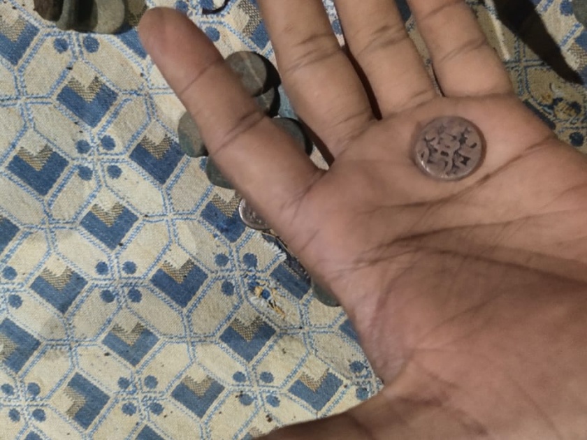 716 coins found at Mauje Anuskura in Shahuwadi taluka | शाहूवाडी तालुक्यातील मौजे अणुस्कुरा येथे सापडली बहामनीकालीन नाणी