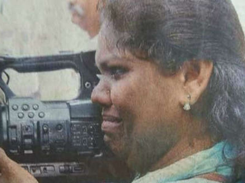 The cameraman, who was raising the violence, cried, but she still did the duty | 'तो' हिंसाचार टिपणाऱ्या कॅमेरामन महिलेलाही रडू कोसळलं, तरीही तिनं कर्तव्य बजावलं
