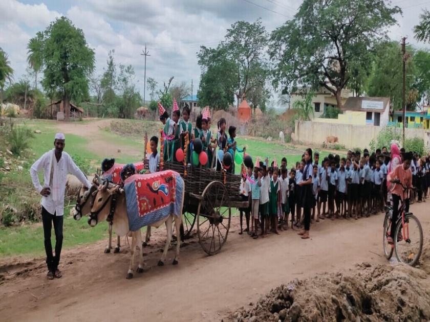 On the first day, a procession of students was taken out in a bullock cart | पहिल्या दिवशी बैलगाडीतून काढली विद्यार्थ्यांची मिरवणूक