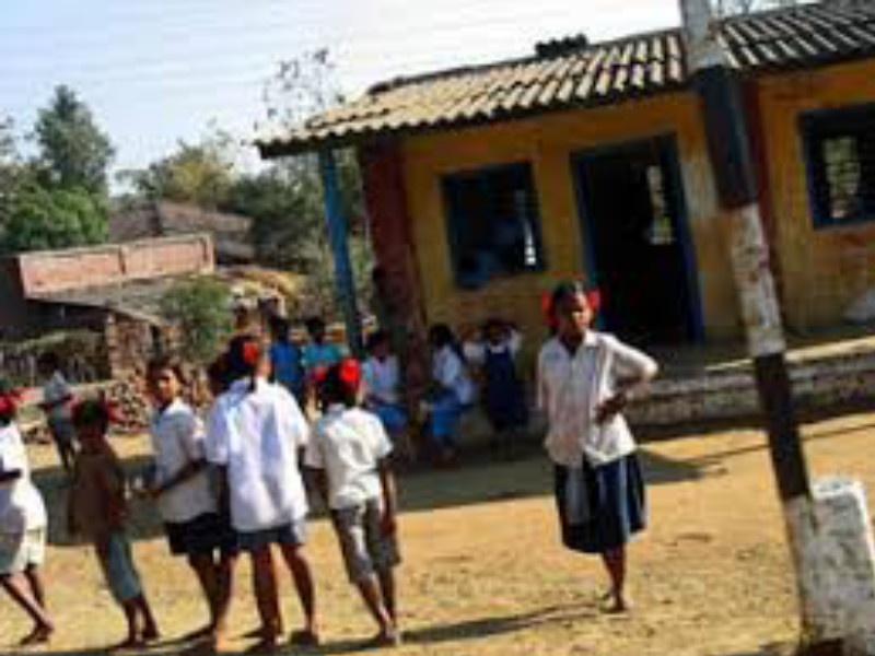 On the very first day in Bhor taluka, teachers were absent in 30 schools | भोर तालुक्यात पहिल्याच दिवशी ३० शाळांवर शिक्षक गैरहजर 